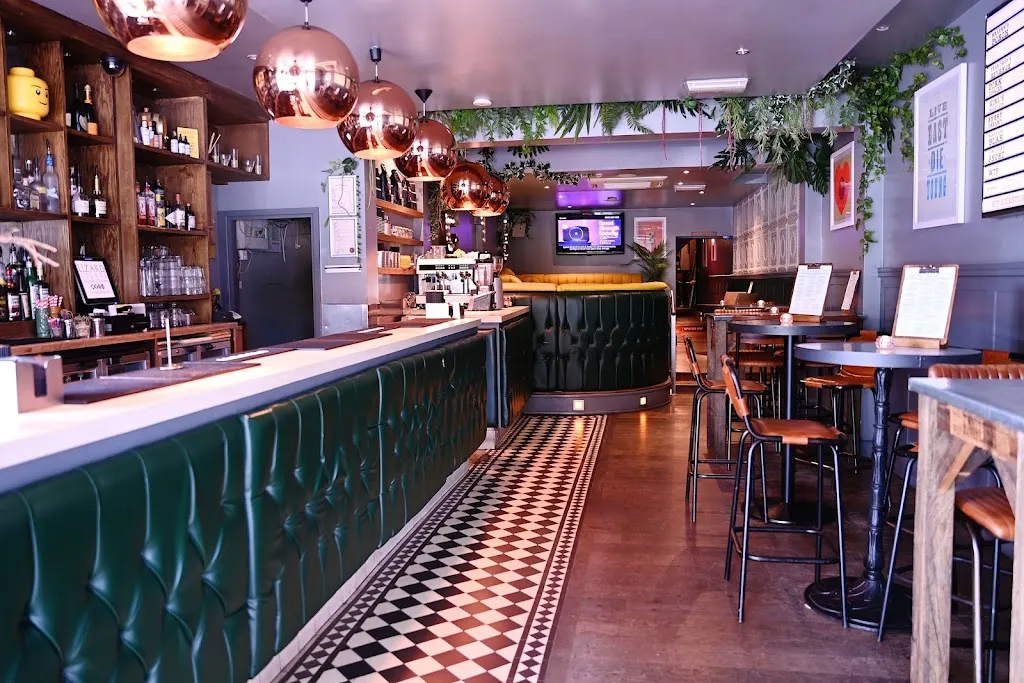 Lizard Lounge Cocktails & Kitchen