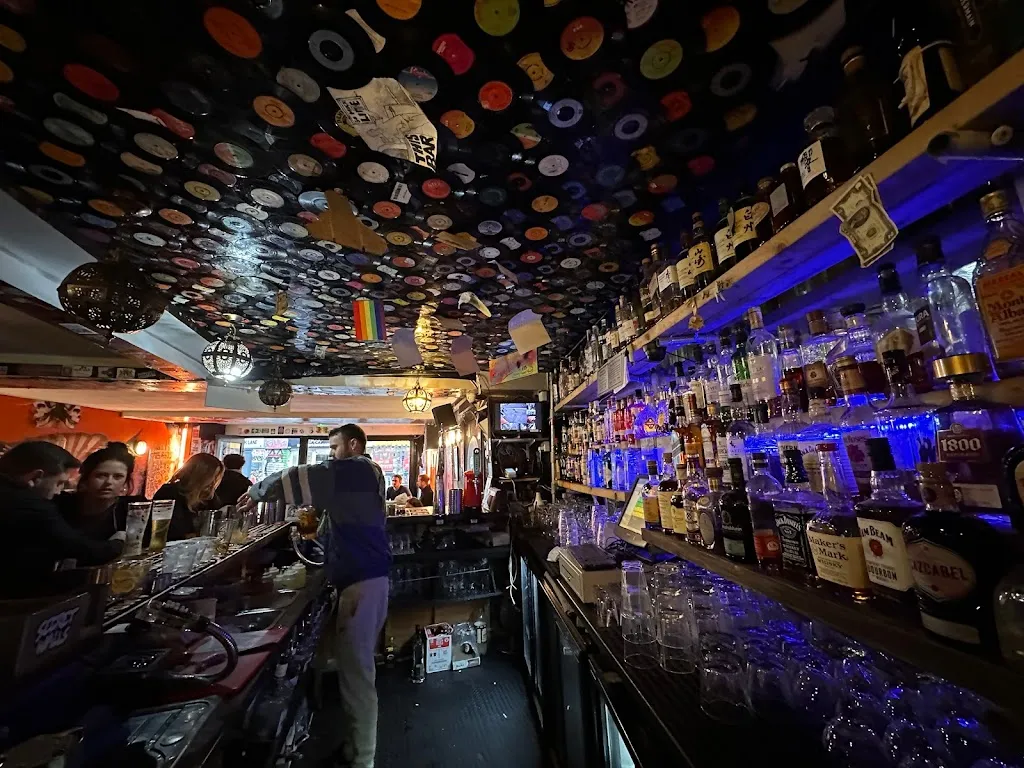 Montys Bar