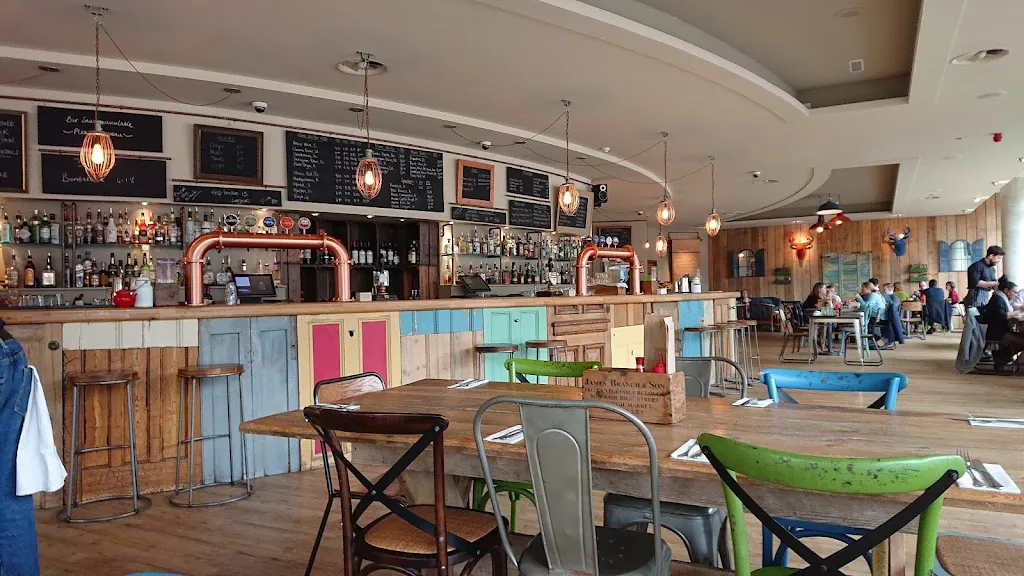 Moot Bar & Restaurant