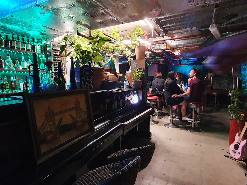 Tam's Vineyard Wine Bar & Jazz Club