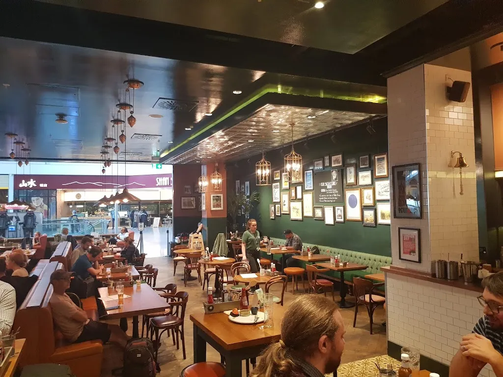 The London's Pride, Heathrow Airport - Terminal 2