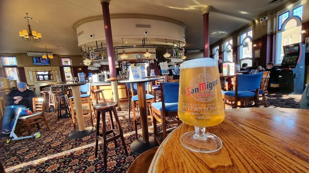 The Red Lion & Pineapple - JD Wetherspoon