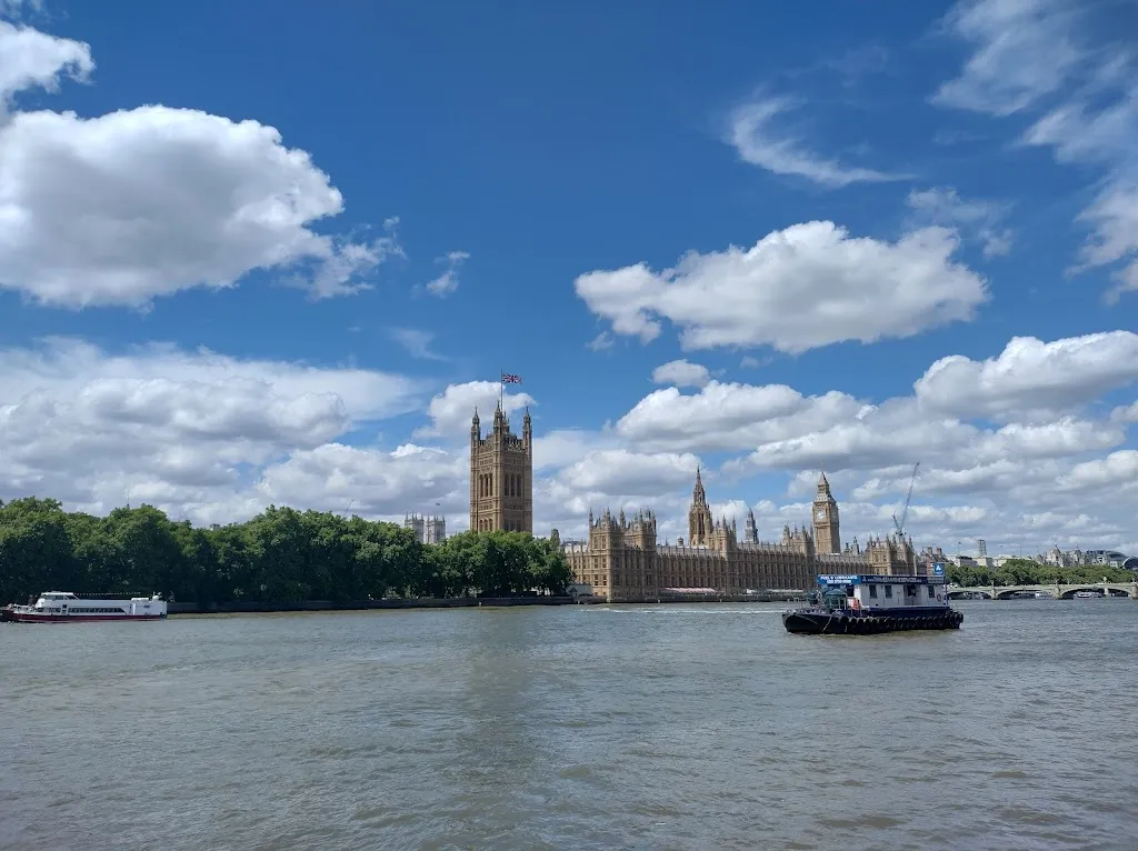 Albert embankment path