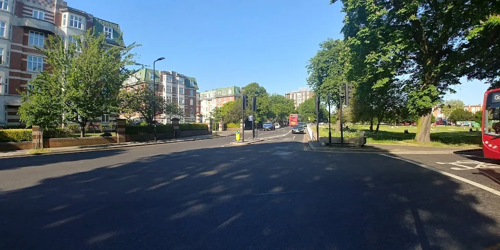 Ealing Broadway Station / Haven Green (Stop Z4)