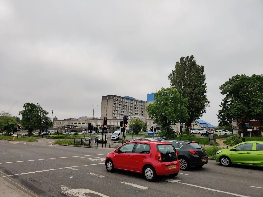 Ealing Hospital / Wharncliffe Drive (Stop P)