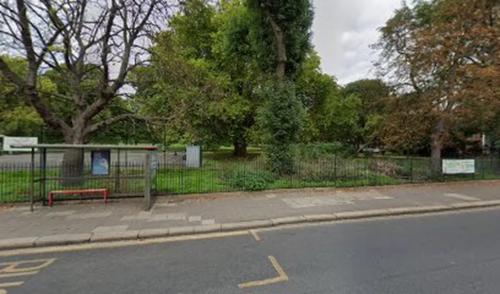 East Acton Lane (Stop VR)