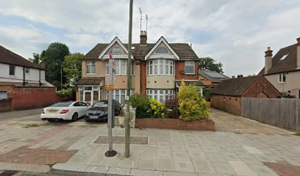 Edgware Community Hospital Deansbrook Road (Stop HE)