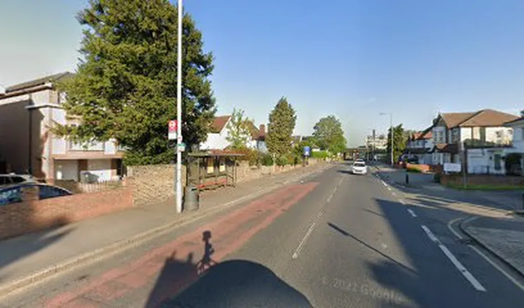 Elm Road / New Malden Baptist Church (Stop W)