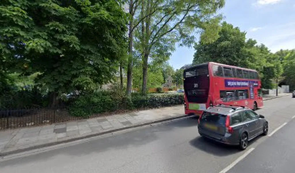 Fairfax Road (Stop E)
