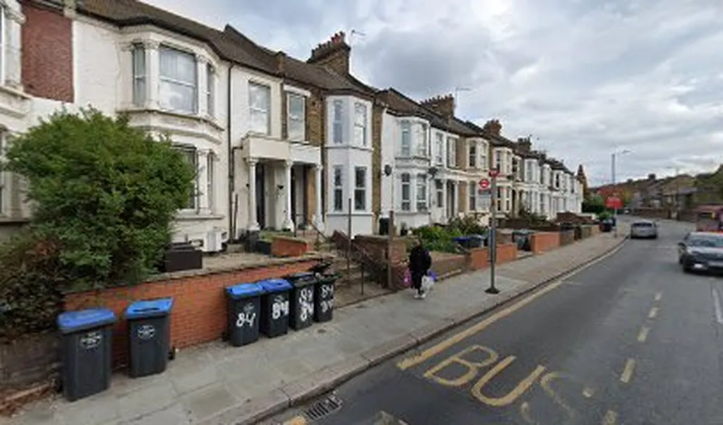 Fairlight Avenue (Stop HE)