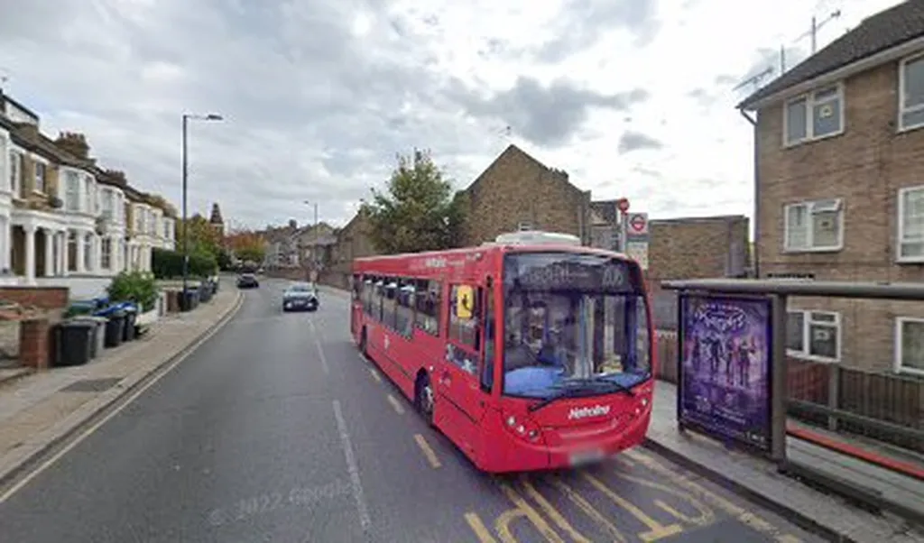 Fairlight Avenue (Stop HF)