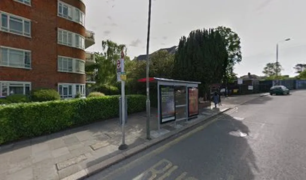 Golders Manor Drive (Stop N)