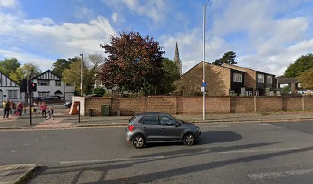Hollyfield Road (Stop SH)