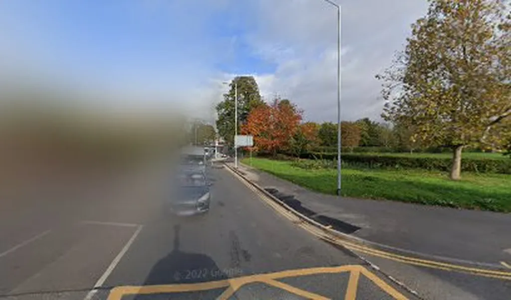 Hollyfield Road (Stop SR)