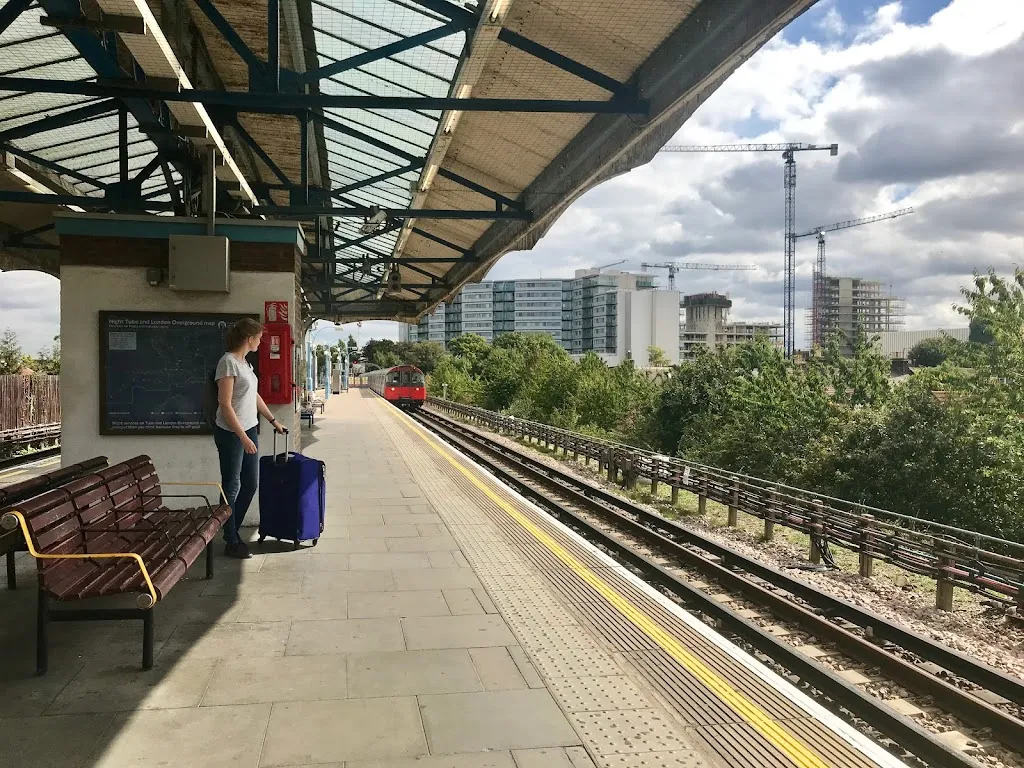 Hounslow Central Station (Stop RR)