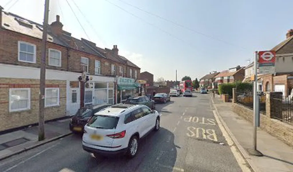Kneller Road (Stop S)