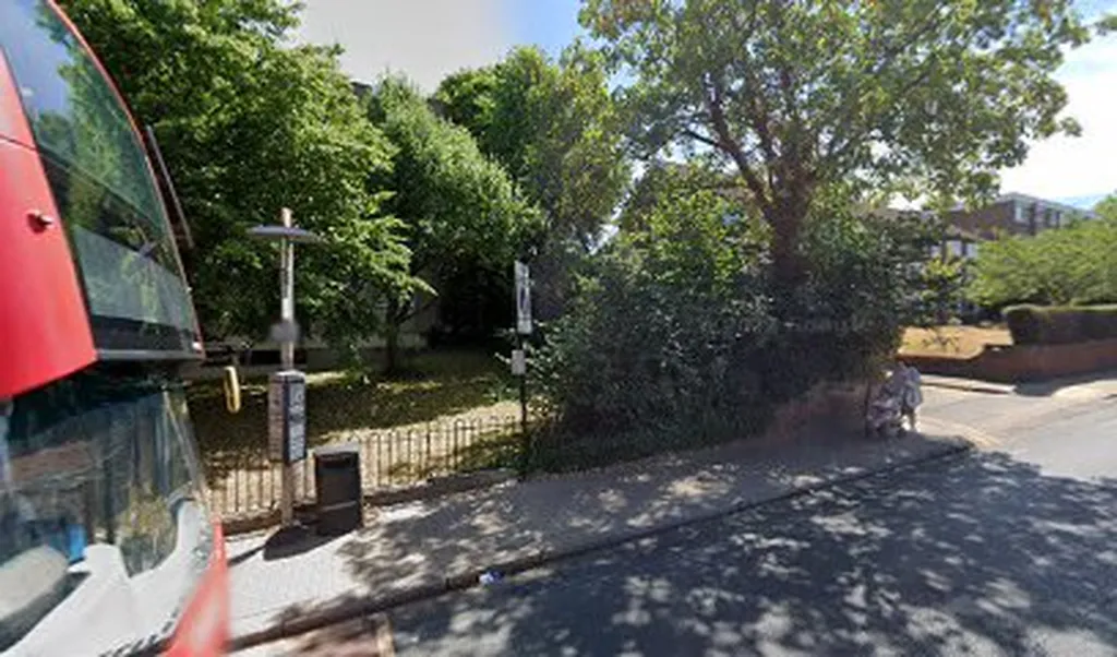 Lytton Grove (Stop P)
