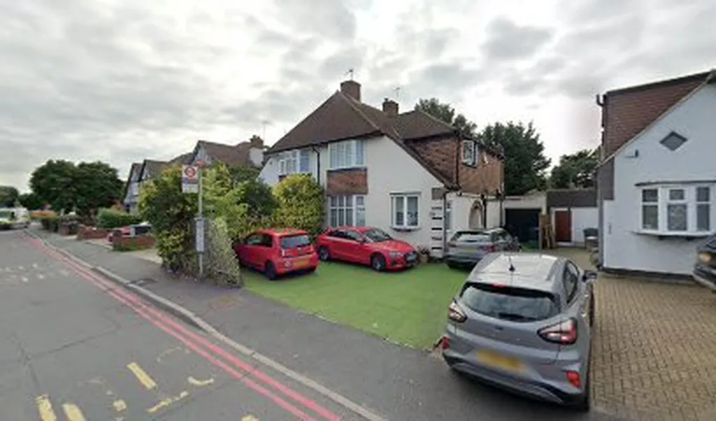 Manor Drive North (Stop MR)