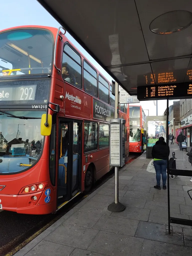 Manor Park Crescent (Stop J)