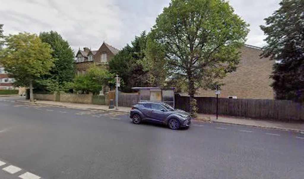Marchwood Crescent (Stop SR)