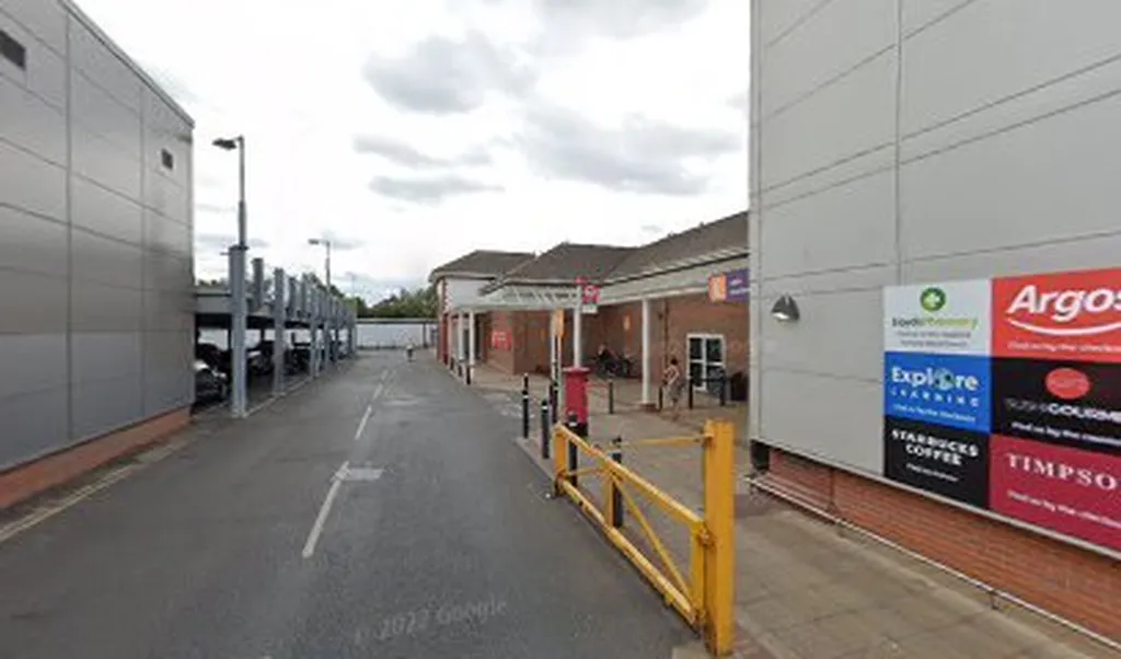 North Cheam / Sainsbury's (Stop L)