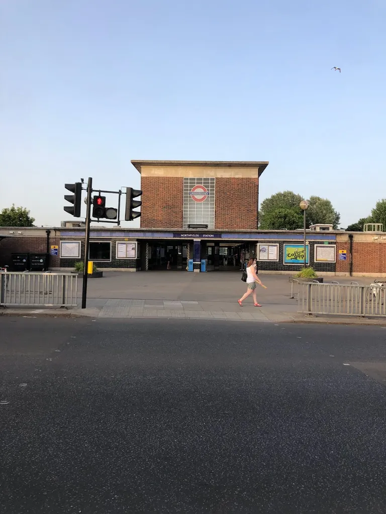 Northfields Station (Stop G)
