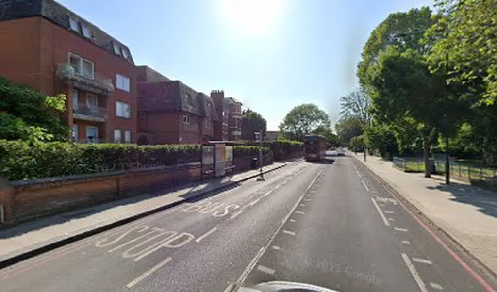 Putney Leisure Centre (Stop T)