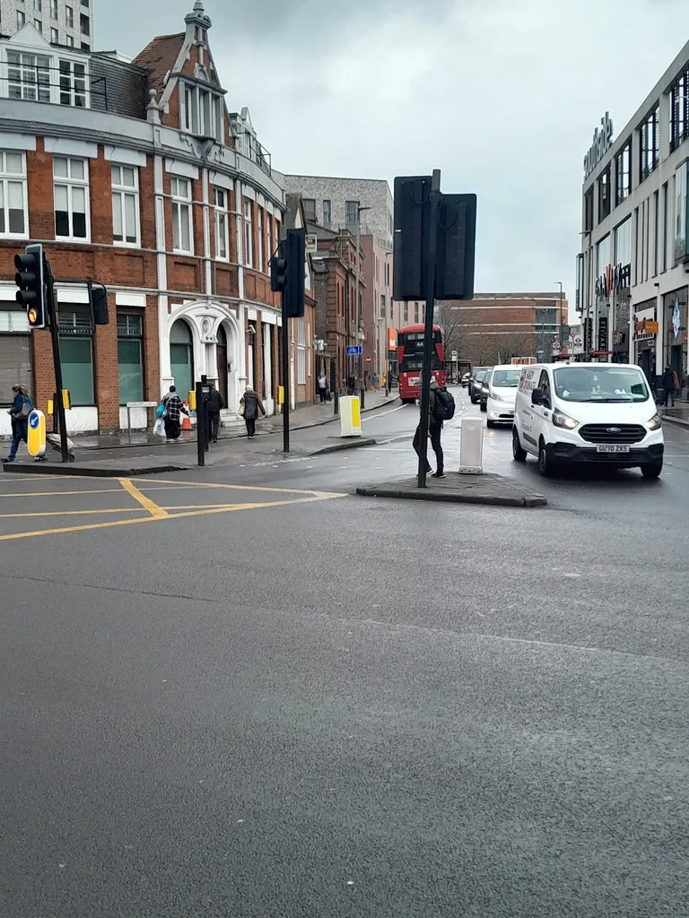 Roehampton Lane / Danebury Avenue (Stop M)