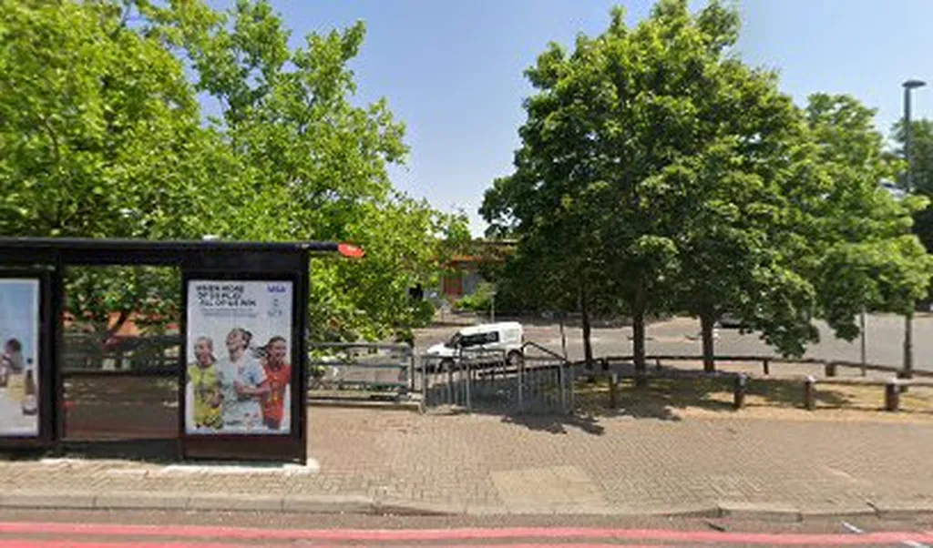 Roehampton Vale Asda (Stop PC)