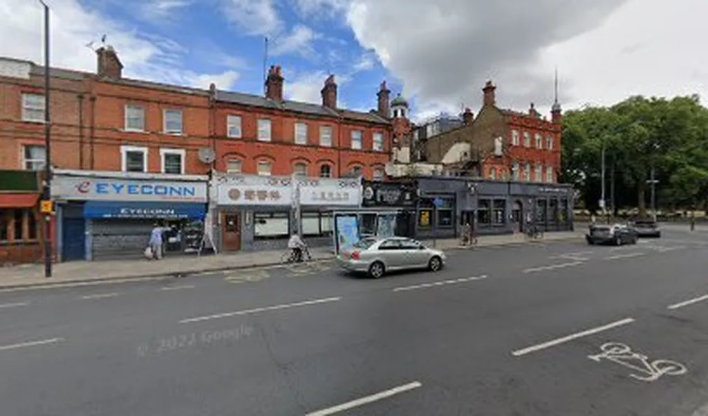Shepherds Bush Road (Stop M)