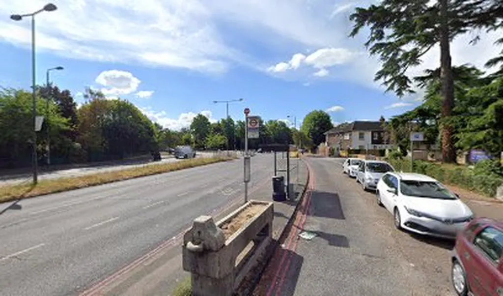 South Thames College (Stop MH)