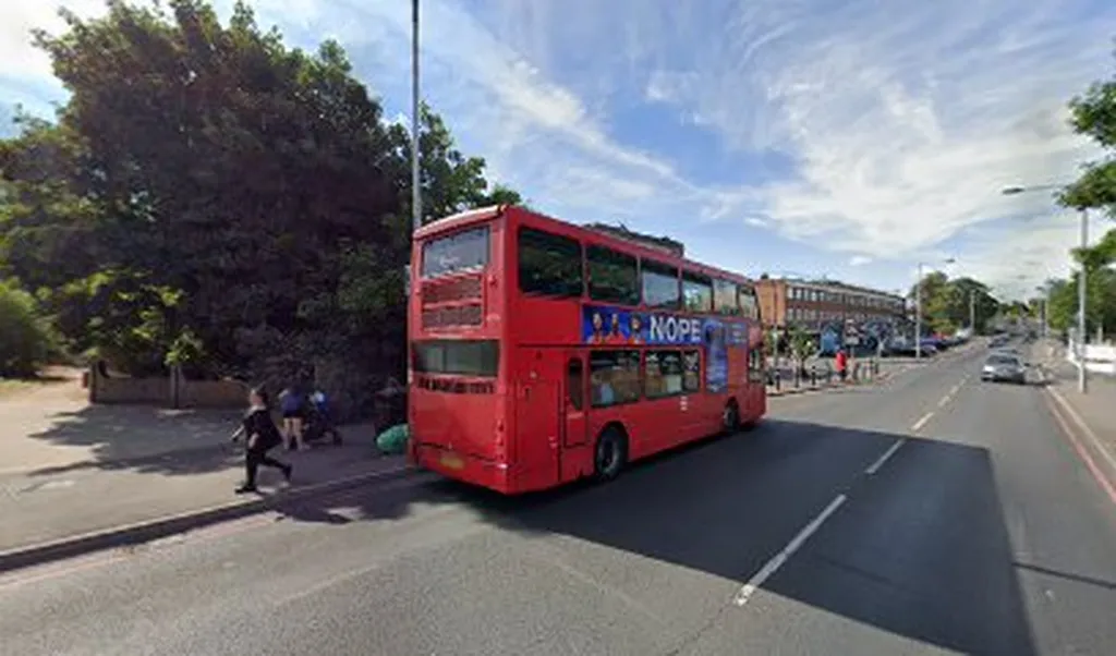 Stonecot Hill / Garth Road (Stop HA) 1 Stonecot Hill / Garth Road (Stop HA)
