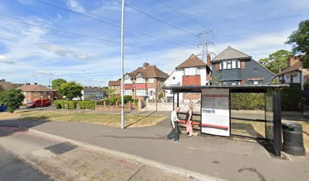 Stonecot Hill / Garth Road (Stop HM)