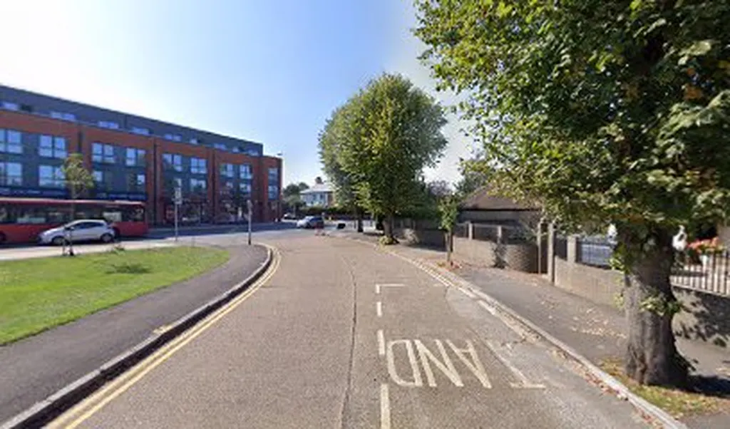 Tolworth King Charles Road (Stop LB)
