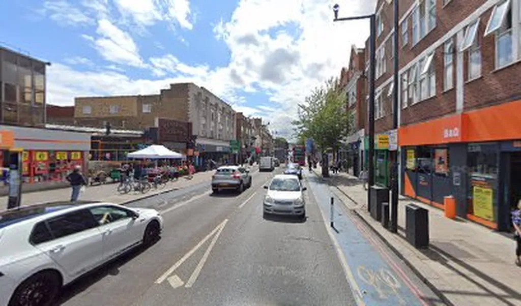 Tooting Broadway Airport Transfer Taxi