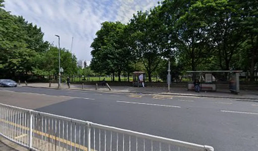 Wallis Close (Stop M)
