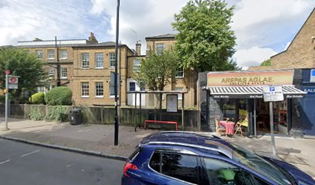 Warwick Road / University of West London (Stop L)