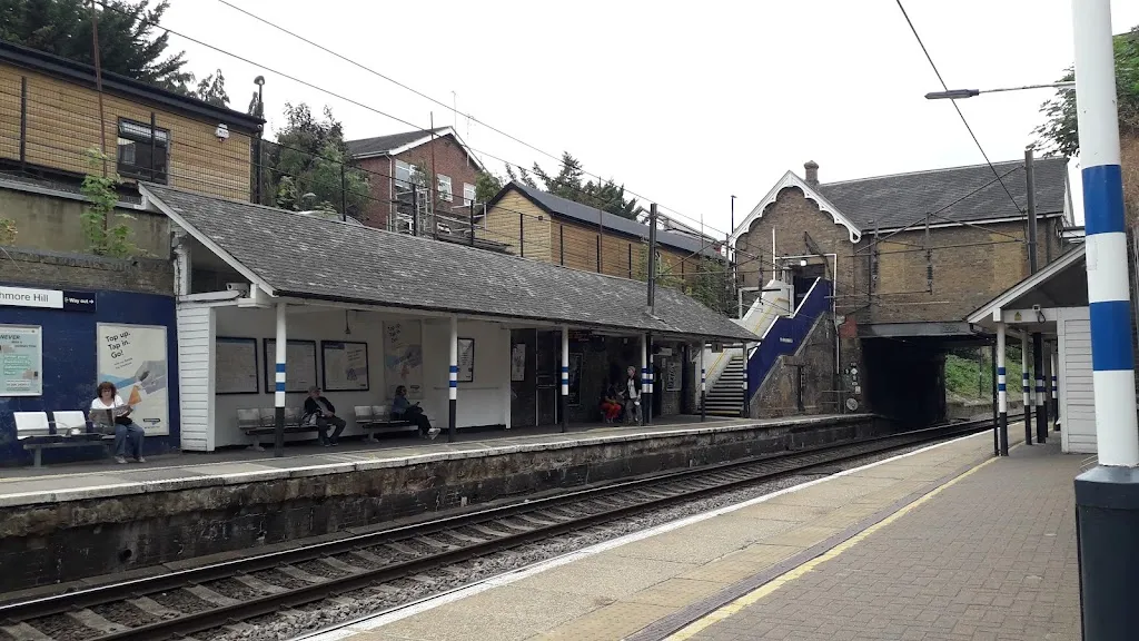 Winchmore Hill Train Station - Great Northern Rail