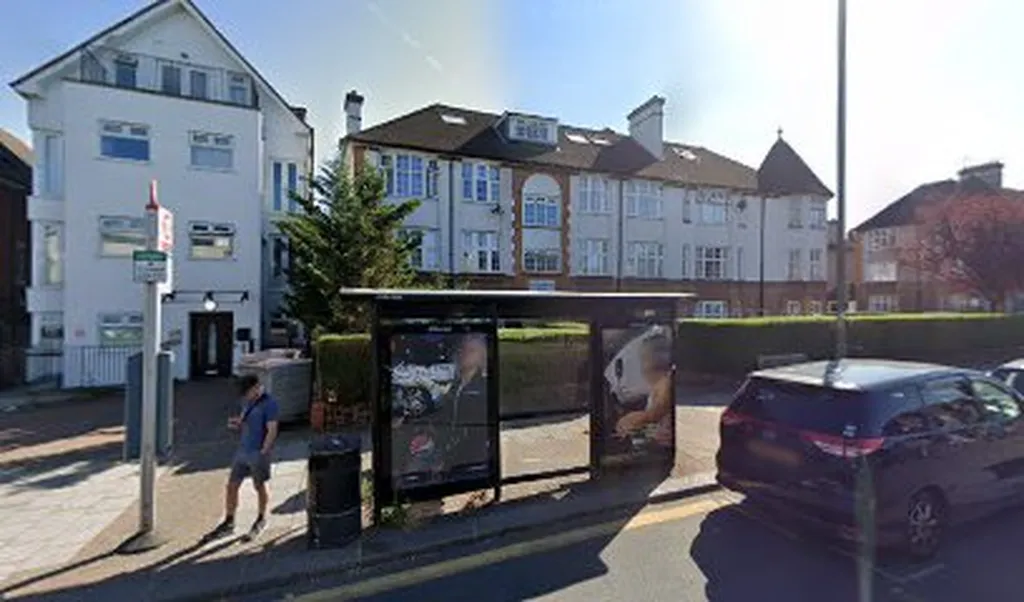Woodstock Avenue (Stop R)
