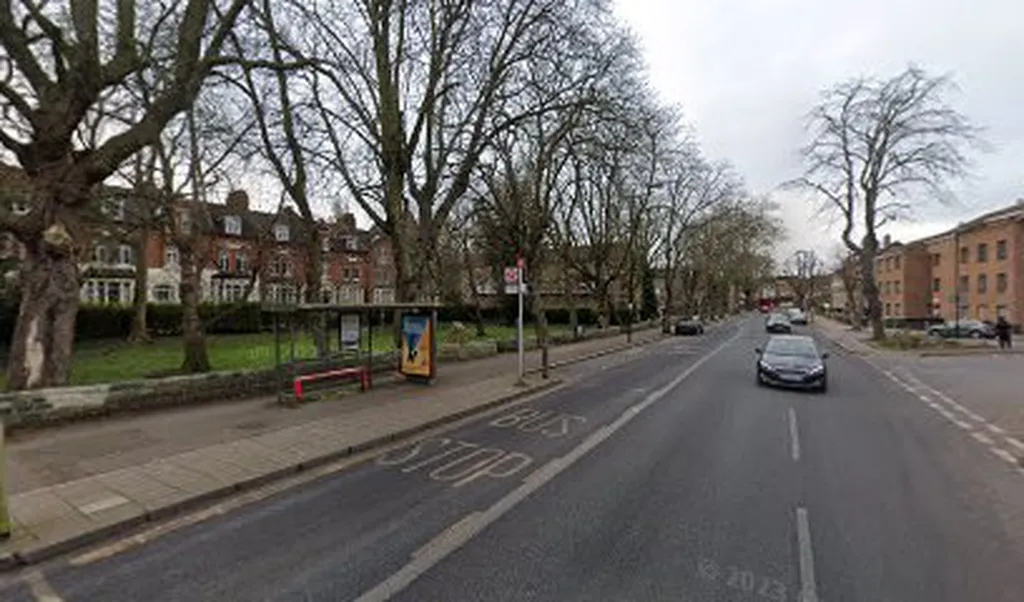 Adelaide Avenue / St Margaret's Road (Stop J)