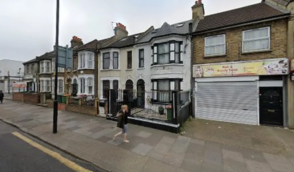 Aintree Avenue