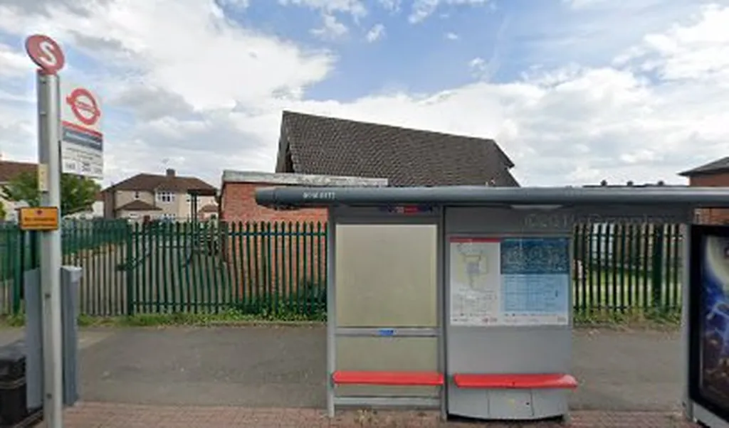 Ambleside Avenue (Stop S)