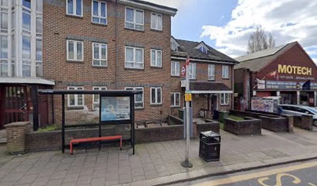 Ambleside Avenue (Stop SM)