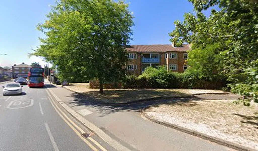 Aveling Park Road (Stop BJ)