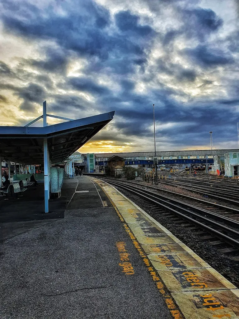 Clapham Junction Station / The Falcon (Stop T)
