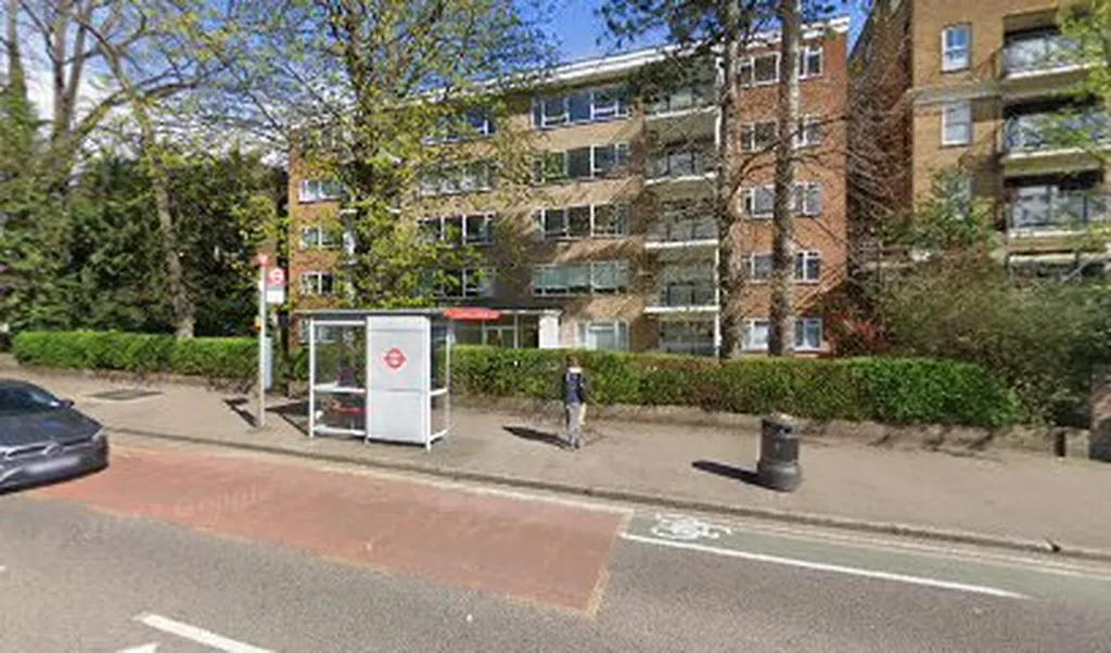 Clarendon Road (Stop V)