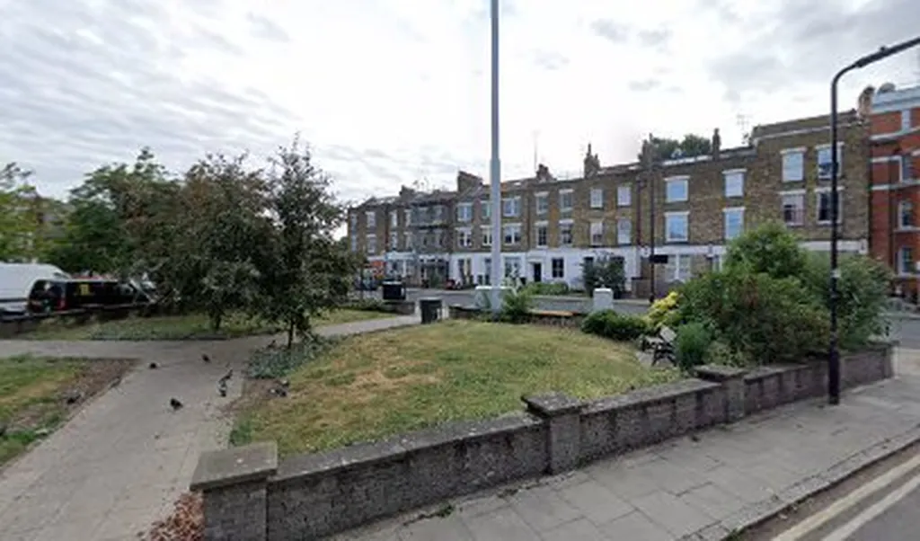 Clissold Crescent (Stop NS)
