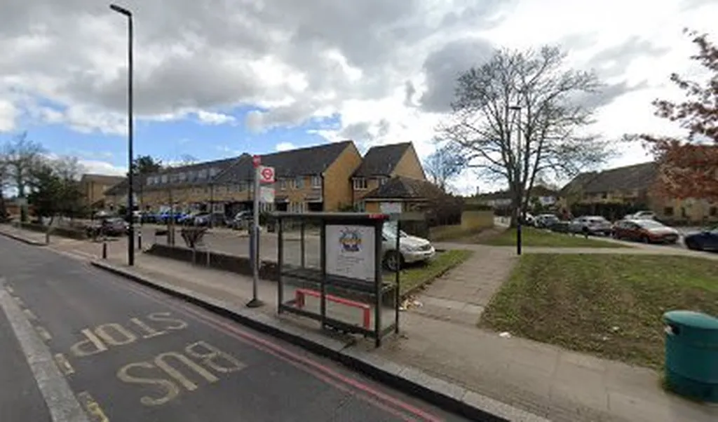 Courtlands Avenue (Stop WT)