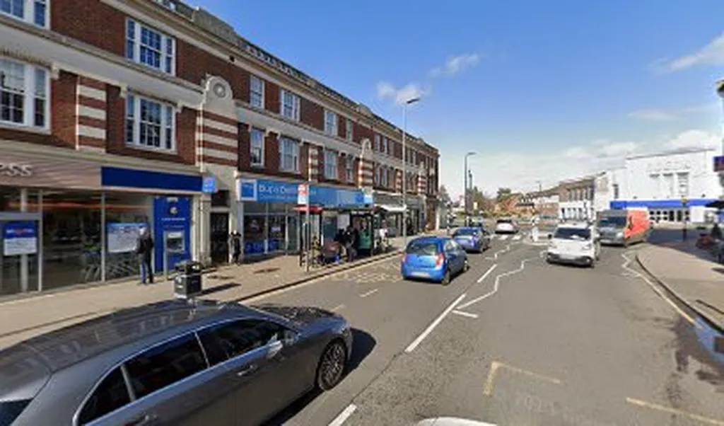 Croydon Road / War Memorial (Stop T)