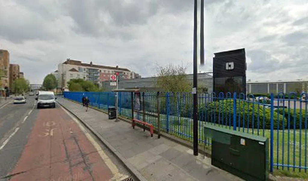 Devons Road Station (Stop BJ)